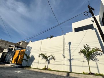 MODERNA CASA CON ALBERCA EN PRIVADA