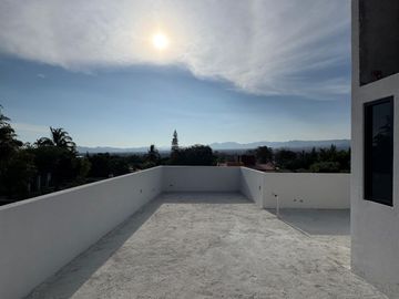 MODERNA CASA CON ALBERCA EN PRIVADA