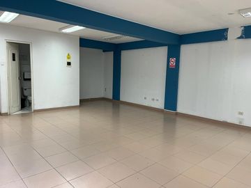 LOCAL COMERCIAL, EN AVENIDA PRINCIPAL EN PLENA ZONA COMERCIAL DE CHORRILLOS