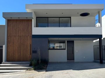 LOMAS DEL  MOLINO 111  PRECIOSA CASA EN VENTA 2 PLANTAS  PRECIO DE VENTA 6,200,000.00  AMPLIA COCINA MODERNA Y DE  GRANITO NEGRO  ,CUARTO DE SERVICIO