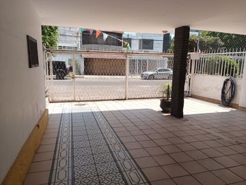 Casa en Venta Esquina en Jardines del Bosque con Excelente Ubicación