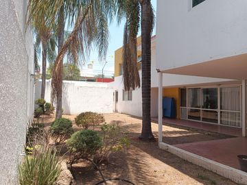 Casa en Venta Esquina en Jardines del Bosque con Excelente Ubicación
