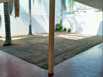 Casa en Venta Esquina en Jardines del Bosque con Excelente Ubicación