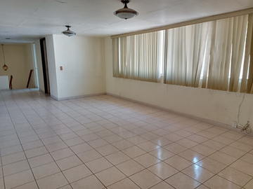 Casa en Venta Esquina en Jardines del Bosque con Excelente Ubicación