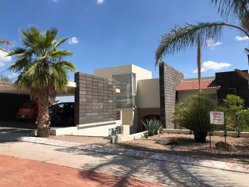 Casa en Venta de tres recamaras y amplio jardín en Vista Real