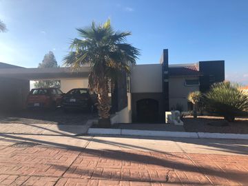 Casa en Venta de tres recamaras y amplio jardín en Vista Real