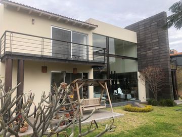 Casa en Venta de tres recamaras y amplio jardín en Vista Real