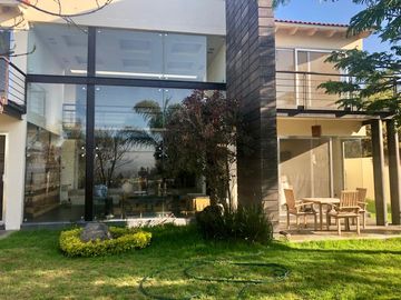 Casa en Venta de tres recamaras y amplio jardín en Vista Real