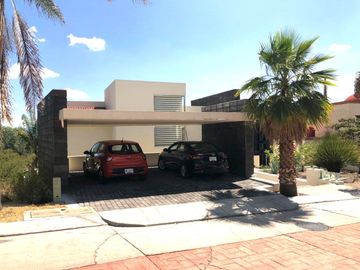 Casa en Venta de tres recamaras y amplio jardín en Vista Real