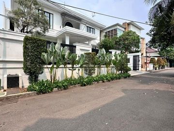 RUMAH MEWAH dgn BASEMENT, CARPORT LUAS di PERMATA HIJAU, JAKSEL