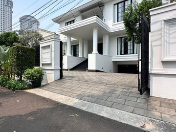 RUMAH MEWAH dgn BASEMENT, CARPORT LUAS di PERMATA HIJAU, JAKSEL