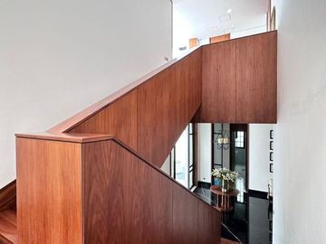 RUMAH MEWAH dgn BASEMENT, CARPORT LUAS di PERMATA HIJAU, JAKSEL