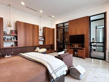 RUMAH MEWAH dgn BASEMENT, CARPORT LUAS di PERMATA HIJAU, JAKSEL