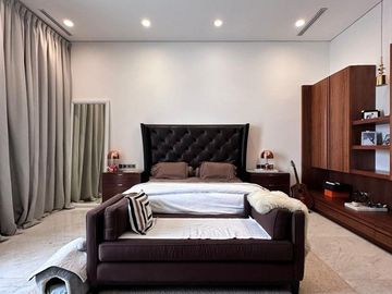 RUMAH MEWAH dgn BASEMENT, CARPORT LUAS di PERMATA HIJAU, JAKSEL