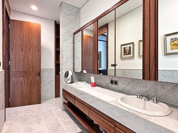 RUMAH MEWAH dgn BASEMENT, CARPORT LUAS di PERMATA HIJAU, JAKSEL