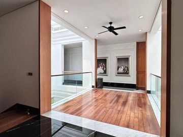 RUMAH MEWAH dgn BASEMENT, CARPORT LUAS di PERMATA HIJAU, JAKSEL