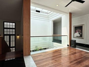 RUMAH MEWAH dgn BASEMENT, CARPORT LUAS di PERMATA HIJAU, JAKSEL