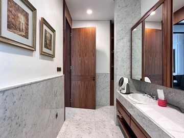 RUMAH MEWAH dgn BASEMENT, CARPORT LUAS di PERMATA HIJAU, JAKSEL