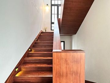 RUMAH MEWAH dgn BASEMENT, CARPORT LUAS di PERMATA HIJAU, JAKSEL