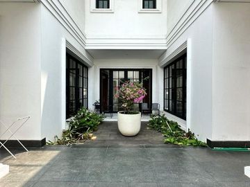 RUMAH MEWAH dgn BASEMENT, CARPORT LUAS di PERMATA HIJAU, JAKSEL