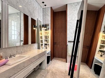 RUMAH MEWAH dgn BASEMENT, CARPORT LUAS di PERMATA HIJAU, JAKSEL