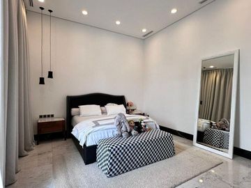 RUMAH MEWAH dgn BASEMENT, CARPORT LUAS di PERMATA HIJAU, JAKSEL