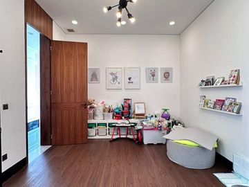 RUMAH MEWAH dgn BASEMENT, CARPORT LUAS di PERMATA HIJAU, JAKSEL