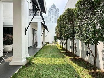RUMAH MEWAH dgn BASEMENT, CARPORT LUAS di PERMATA HIJAU, JAKSEL