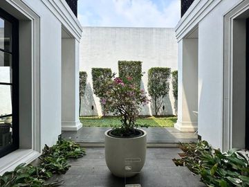 RUMAH MEWAH dgn BASEMENT, CARPORT LUAS di PERMATA HIJAU, JAKSEL