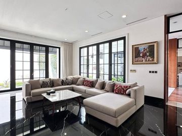 RUMAH MEWAH dgn BASEMENT, CARPORT LUAS di PERMATA HIJAU, JAKSEL