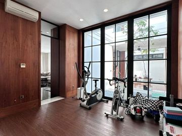 RUMAH MEWAH dgn BASEMENT, CARPORT LUAS di PERMATA HIJAU, JAKSEL