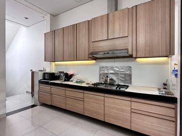 RUMAH MEWAH dgn BASEMENT, CARPORT LUAS di PERMATA HIJAU, JAKSEL