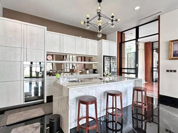 RUMAH MEWAH dgn BASEMENT, CARPORT LUAS di PERMATA HIJAU, JAKSEL