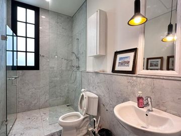 RUMAH MEWAH dgn BASEMENT, CARPORT LUAS di PERMATA HIJAU, JAKSEL