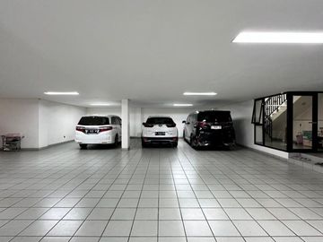 RUMAH MEWAH dgn BASEMENT, CARPORT LUAS di PERMATA HIJAU, JAKSEL