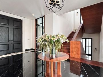RUMAH MEWAH dgn BASEMENT, CARPORT LUAS di PERMATA HIJAU, JAKSEL