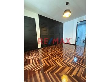 Venta De Exclusivo Departamento De 92 M² En Urb. Alameda Del Golf - Primer Piso Con Cochera - $140,000