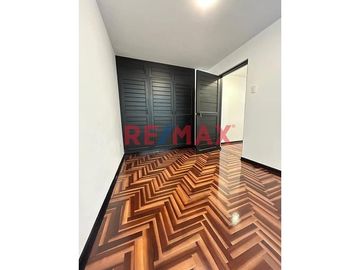 Venta De Exclusivo Departamento De 92 M² En Urb. Alameda Del Golf - Primer Piso Con Cochera - $140,000