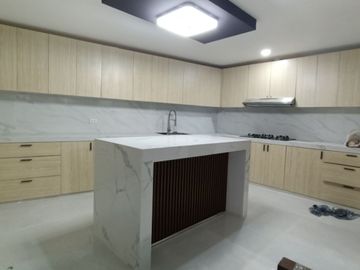 5br House for sale in Laguna Bel Air 2 with 2 Car Garage