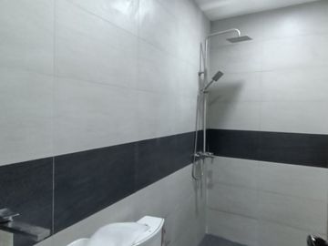 5br House for sale in Laguna Bel Air 2 with 2 Car Garage