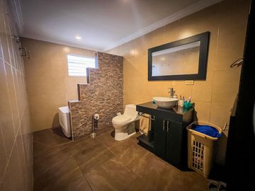 SE VENDE ESPECTACULAR CASA RESIDENCIAL Y COMERCIAL