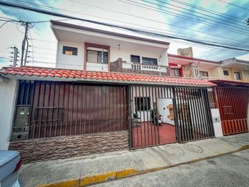 SE VENDE ESPECTACULAR CASA RESIDENCIAL Y COMERCIAL