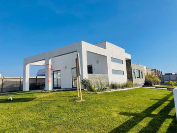 Hermosa Casa Mediterránea en La Serena Golf.