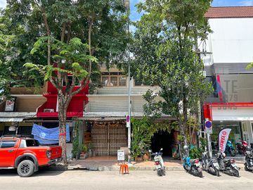 Prime 2.5 Storey Shop House 2 units on 47 Sq.wah in Sri Phum the heart of old city for Sale
