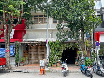 Prime 2.5 Storey Shop House 2 units on 47 Sq.wah in Sri Phum the heart of old city for Sale