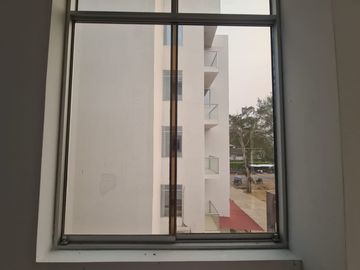 ¿15 minutos de Tarapoto es 'lejos'? Depende de lo que busques. Este 'depa' de 2 dormitorios te ofrece paz y seguridad para trabajar sin interrupciones