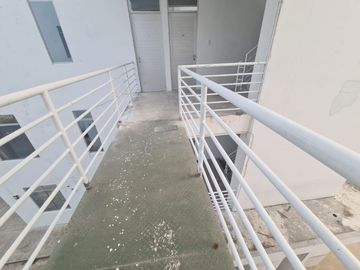 ¿15 minutos de Tarapoto es 'lejos'? Depende de lo que busques. Este 'depa' de 2 dormitorios te ofrece paz y seguridad para trabajar sin interrupciones