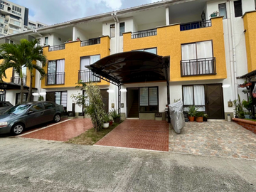 Extraordinaria casa en Conjunto Residencial con piscina en la Avenida Sur. Homecenter. Pereira.