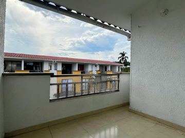 Extraordinaria casa en Conjunto Residencial con piscina en la Avenida Sur. Homecenter. Pereira.