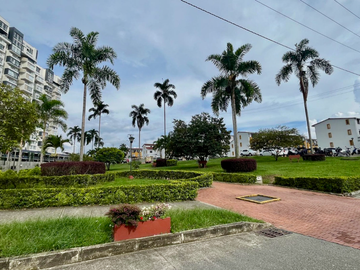 Extraordinaria casa en Conjunto Residencial con piscina en la Avenida Sur. Homecenter. Pereira.